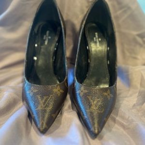 Louis Vuitton Authentic Cherie Pumps size 6.5